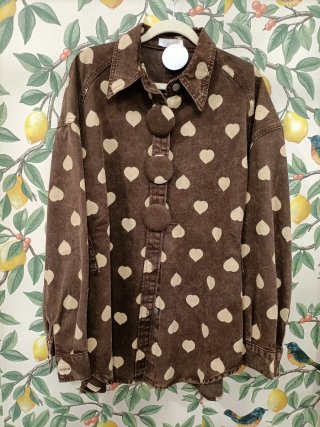 Chaqueta vaquera con estampado de corazones