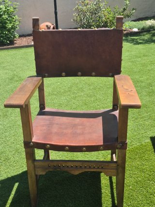 Sillón antiguo de madera y cuero