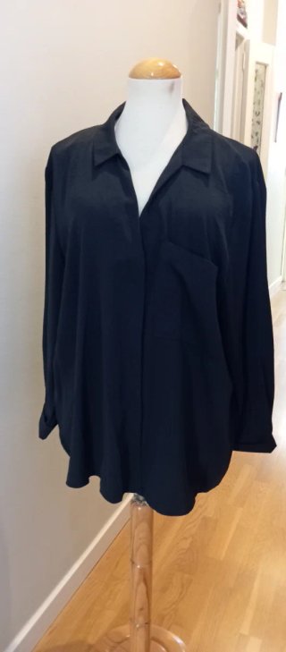 Camisa negra de corte fluido