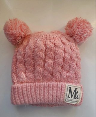 Gorro de lana rosa con pompones