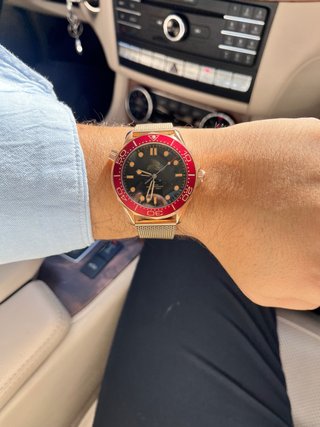 Reloj con Bisel Rojo y Correa de Malla