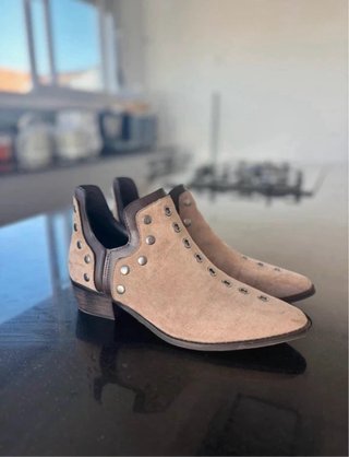 Botines marrones con tachuelas