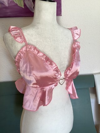 Top rosa satin volantes y detalle de corazón