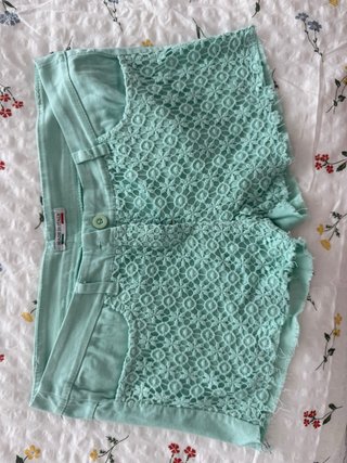 Pantalón corto con detalle de encaje, como nuevo