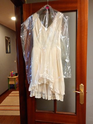 Vestido beige con encaje