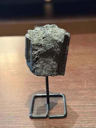 Turmalina Negra con Soporte Metálico
