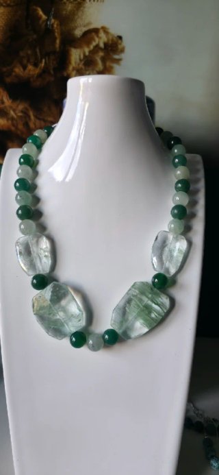 Maravilloso collar en cuarzo verde