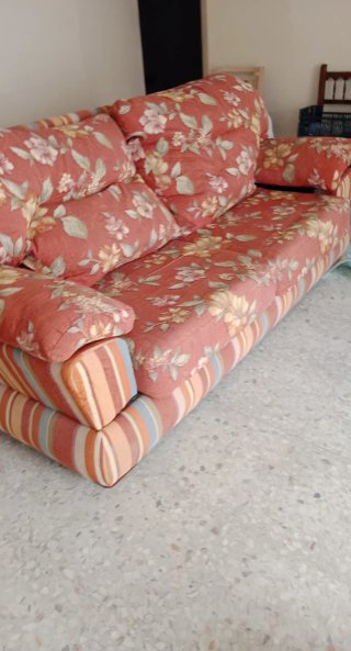Sofá de dos plazas estampado