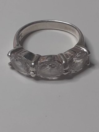 Anillo de plata 925 con tres circonitas.