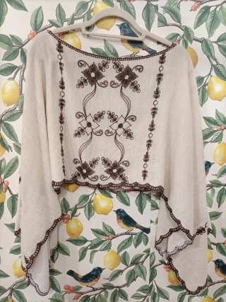Poncho Capa Beige con Bordados