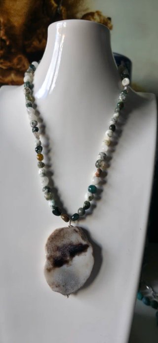 Precioso collar piedras del mundo