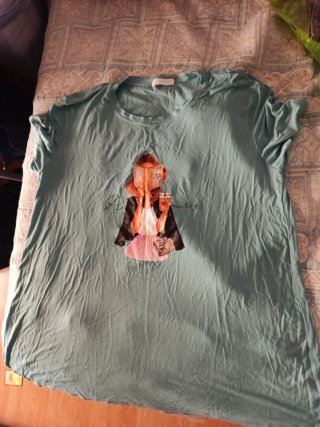 Camiseta azul con estampado