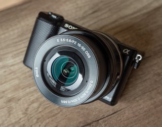Cámara Sony A5000 con objetivo y aplicaciones