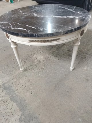 Mesa de centro antigua con sobre de mármol