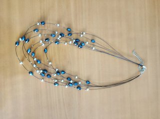 Collar corto de cuentas grises y plateadas