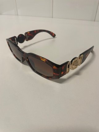 Gafas de sol con detalle dorado