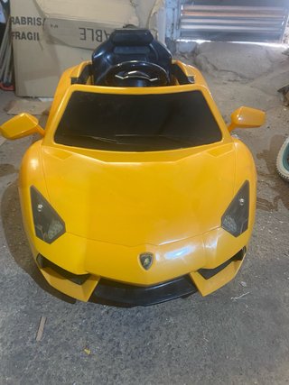 Coche a batería infantil amarillo