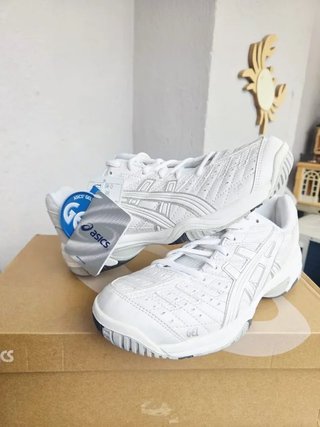 Zapatillas Asics Blancas y Plateadas Nuevas