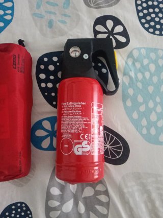 Extintor para coche y botiquín