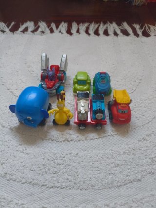 Set de 8 vehículos y figuras de juguete