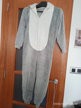 Pijama de una pieza gris y blanco