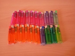 Set di 20 accendini colorati