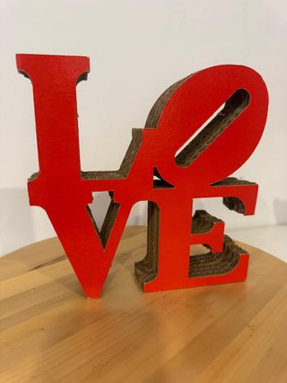 Escultura decorativa LOVE de cartón