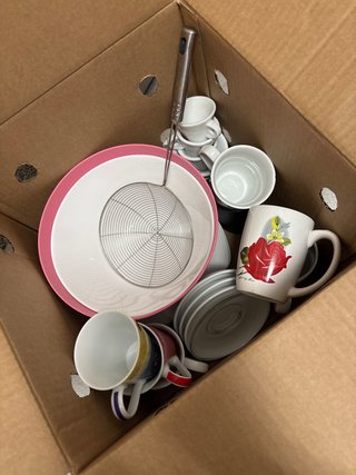 Caja con set de vasos y platos