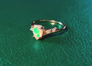Anillo de plata con ópalo natural