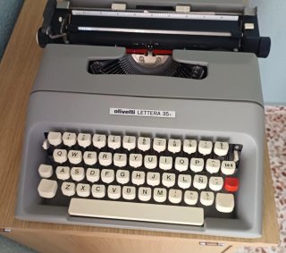 Máquina de escribir Olivetti Lettera 35i