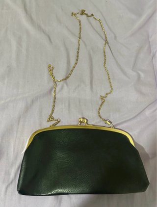 Bolso de mano negro con cadena dorada