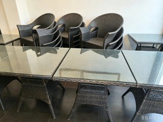 Set di tavoli e sedie in vimini