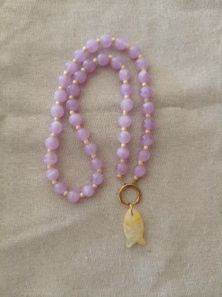 Collar con cuentas moradas y colgante de pez