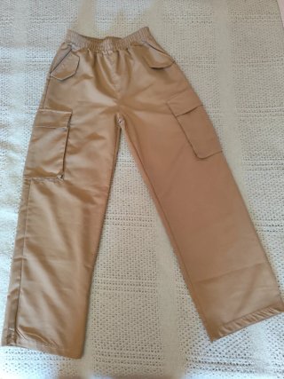 Pantalón Beige con Bolsillos