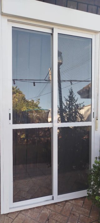 Ventana de Aluminio con Persiana y Mosquitera