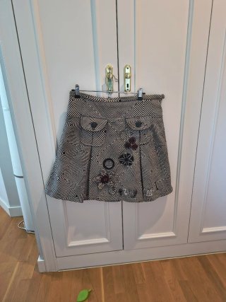 Falda estampada con detalles
