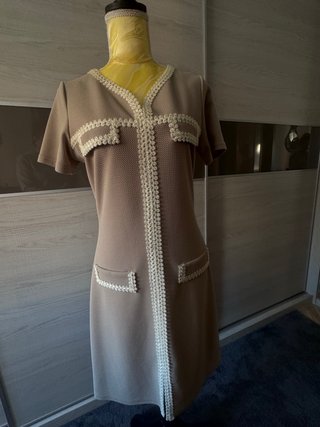 Vestido Beige con Detalles de Crochet