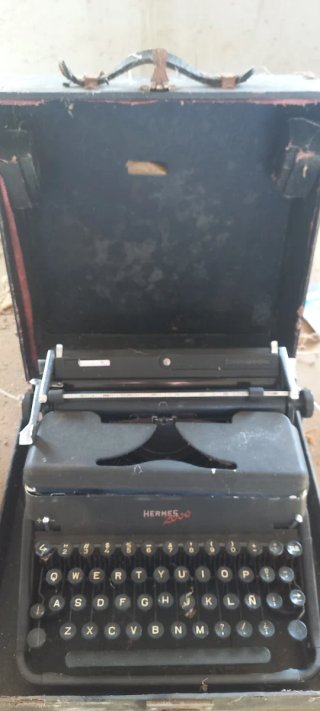 Máquina de escribir antigua Hermes 2000,