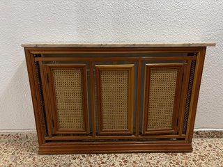Cubreradiador de madera con sobre de mármol