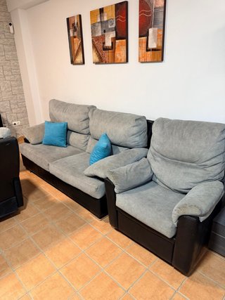 Sofá de tela gris y negro