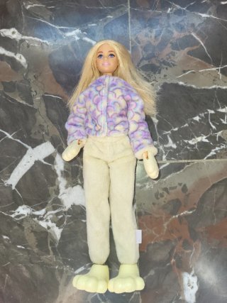Muñeca Barbie con conjunto de osita