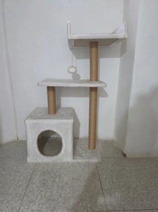 Tiragraffi per gatti con cuccia