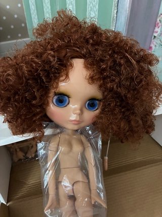 Muñeca Blythe con pelo rizado