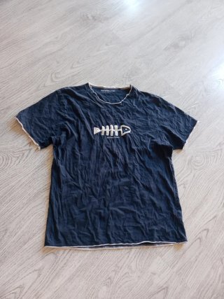 Camiseta negra con estampado