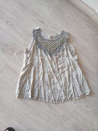 Camiseta Gris con Detalle de Perlas