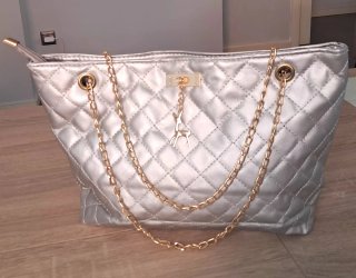 Bolso Acolchado Plateado con Cadena Dorada