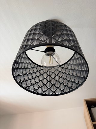 Lámpara de techo negra con patrón geométrico