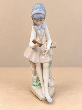 Figura de Porcelana Niña Leyendo
