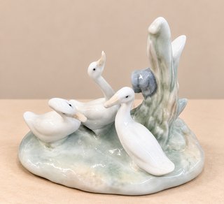 Figura de Porcelana con Tres Patos