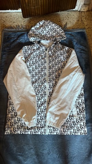 Chaqueta, un poco quemada atras de alli el prercio